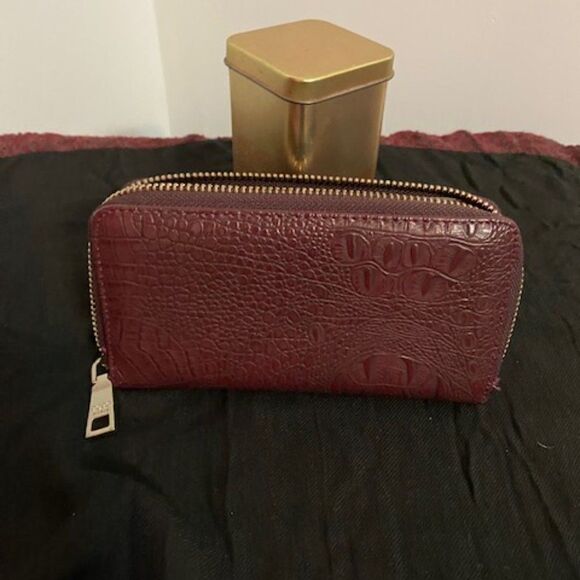 BCBG Vintage Burgundy Crocodile Embossed Zip Around Leather Wallet - Picture 3 of 10